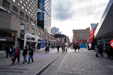 Montreal 'deki Rue Sainte Catherine O sokak manzarası. Montreal, Kanada - 18 Aralık 2025.
