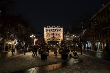 Jacques Cartier Meydanı 'nın gece gösterişli ışık tesisi manzarası. Montreal, Kanada - 18 Aralık 2025.