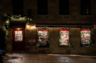 Jacques-Cartier Meydanı 'nın yakınındaki hediyelik eşya dükkanının görüntüsü. Montreal, Kanada - 18 Aralık 2025.