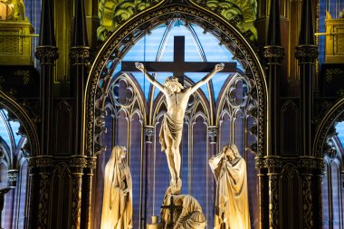 Montreal 'in Notre-Dame Bazilikası' nın içindeki haç heykeline yakından bakın. Montreal, Kanada - 18 Aralık 2025.