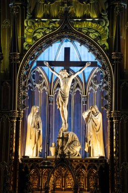 Montreal 'in Notre-Dame Bazilikası' nın içindeki haç heykeline yakından bakın. Montreal, Kanada - 18 Aralık 2025.