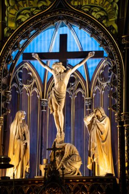 Montreal 'in Notre-Dame Bazilikası' nın içindeki haç heykeline yakından bakın. Montreal, Kanada - 18 Aralık 2025.