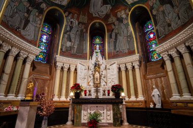 Sainte Anne de Beaupre Bazilikası 'nın iç manzarası. Quebec Şehri, Kanada - 21 Aralık 2025.