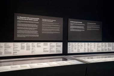 Medeniyet Müzesi sergi galerisinin iç manzarası. Quebec Şehri, Kanada - 21 Aralık 2025.