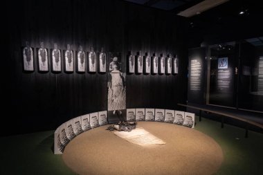 Medeniyet Müzesi sergi galerisinin iç manzarası. Quebec Şehri, Kanada - 21 Aralık 2025.