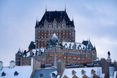 Kışın karla kaplı Chateau Frontenac manzarası. Quebec Şehri, Kanada - 21 Aralık 2025.