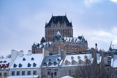 Kışın karla kaplı Chateau Frontenac manzarası. Quebec Şehri, Kanada - 21 Aralık 2025.