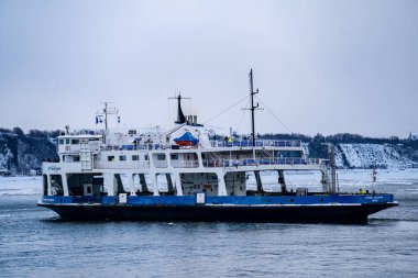Quebec ve Levis arasında St. Lawrence Nehri 'ni geçen bir feribot görüntüsü. Quebec Şehri, Kanada - 21 Aralık 2025.