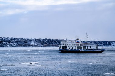 Quebec ve Levis arasında St. Lawrence Nehri 'ni geçen bir feribot görüntüsü. Quebec Şehri, Kanada - 21 Aralık 2025.