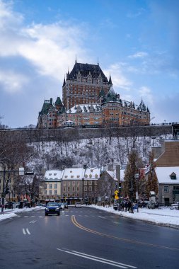 Eski Quebec şehrine kışın tepeden bakan Chateau Frontenac manzarası. Quebec Şehri, Kanada - 21 Aralık 2025.