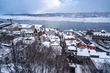 Kış boyunca Eski Quebec Şehri 'nin Aşağı Kasabası manzarası. Quebec Şehri, Kanada - 21 Aralık 2025.