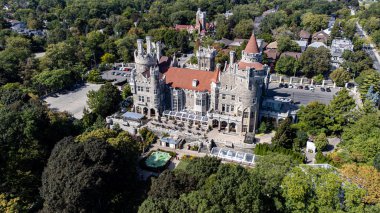 Toronto 'daki Casa Loma kalesinin havadan görüntüsü. Toronto, Kanada - 15 Eylül 2025.