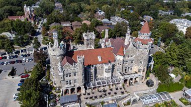 Toronto 'daki Casa Loma kalesinin havadan görüntüsü. Toronto, Kanada - 15 Eylül 2025.