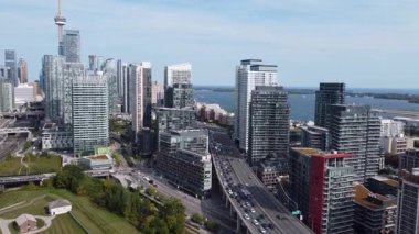 Toronto şehir merkezindeki Gardiner Otoyolu 'nun hava görüntüsü.