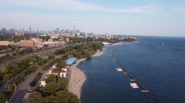 Toronto 'daki Ontario Gölü kıyısındaki Sunnyside Sahili manzarası.