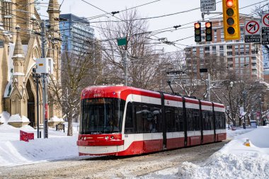 Karlı bir caddede TTC tramvayı manzarası. Toronto, Kanada - 26 Ocak 2026.