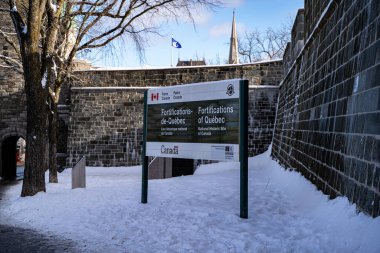 Quebec tahkimatlarının kışın ulusal tarihi mevkiinin işareti. Quebec Şehri, Kanada - 22 Aralık 2025.