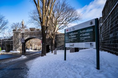 Quebec tahkimatlarının kışın ulusal tarihi mevkiinin işareti. Quebec Şehri, Kanada - 22 Aralık 2025.