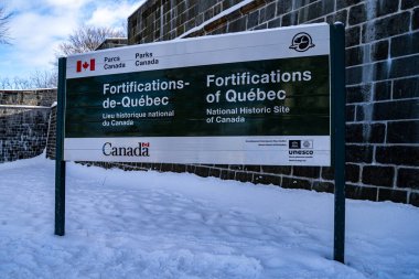 Quebec tahkimatlarının kışın ulusal tarihi mevkiinin işareti. Quebec Şehri, Kanada - 22 Aralık 2025.