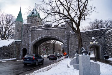 Quebec istihkam geçidini kışın trafikte görüyoruz. Quebec Şehri, Kanada - 22 Aralık 2025.