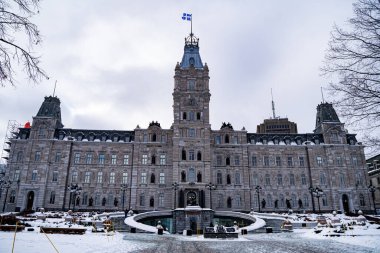 Quebec Parlamento Binası 'nın kış manzarası. Quebec Şehri, Kanada - 22 Aralık 2025.
