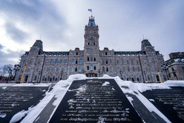 Quebec Parlamento Binası 'nın kış manzarası. Quebec Şehri, Kanada - 22 Aralık 2025.
