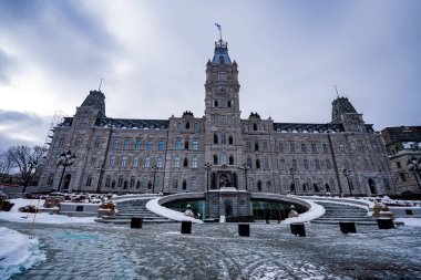 Quebec Parlamento Binası 'nın kış manzarası. Quebec Şehri, Kanada - 22 Aralık 2025.
