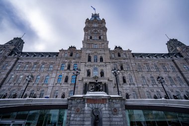 Quebec Parlamento Binası 'nın kış manzarası. Quebec Şehri, Kanada - 22 Aralık 2025.