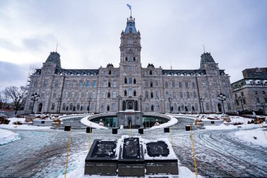 Quebec Parlamento Binası 'nın kış manzarası. Quebec Şehri, Kanada - 22 Aralık 2025.