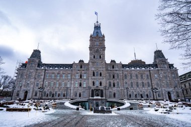 Quebec Parlamento Binası 'nın kış manzarası. Quebec Şehri, Kanada - 22 Aralık 2025.