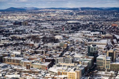 Quebec kışında Saint Roch ve Vieux Limoilou bölgelerinin hava manzarası. Quebec Şehri, Kanada - 22 Aralık 2025.