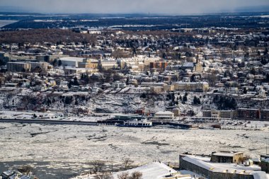 Kışın Saint Lawrence Nehri ve Levis Şehri 'nin havadan görünüşü. Quebec Şehri, Kanada - 22 Aralık 2025.