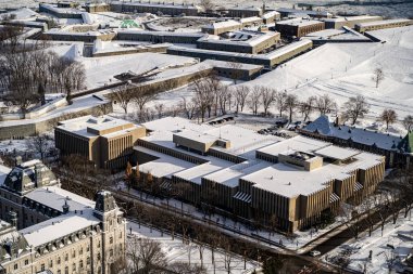 Quebec City 'deki İcra Kurulu Sekreterliği' nin kışın hava görüşü. Quebec Şehri, Kanada - 22 Aralık 2025.