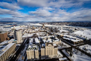 Eski Quebec şehrinin kışın havadan görünüşü. Quebec Şehri, Kanada - 22 Aralık 2025.