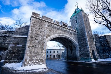 Quebec kışında Porte Saint Louis kapısı ve taş duvarlar görünüyor. Quebec Şehri, Kanada - 22 Aralık 2025.