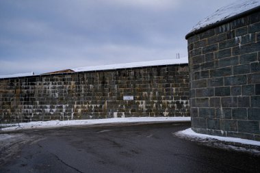 Kışın La Citadelle de Quebec taş duvarlarının manzarası. Quebec Şehri, Kanada - 22 Aralık 2025.