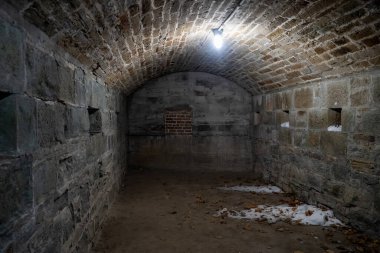 Kemerli tavanlı boş taş yer altı odasının iç manzarası.