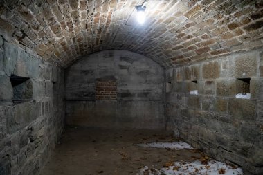 Kemerli tavanlı boş taş yer altı odasının iç manzarası.