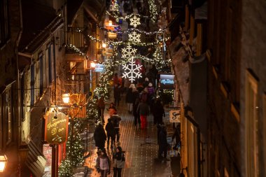 Eski Quebec City 'deki şenlikli yaya caddesinin gece manzarası. Quebec Şehri, Kanada - 22 Aralık 2025.