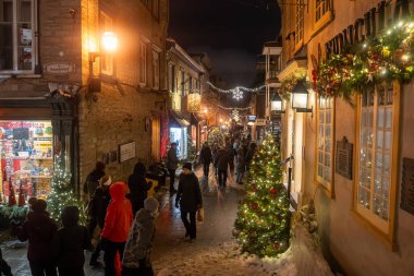 Eski Quebec şehrindeki kalabalık festival caddesinin gece manzarası. Quebec Şehri, Kanada - 22 Aralık 2025.