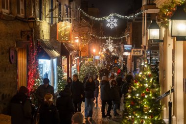 Eski Quebec şehrindeki kalabalık festival caddesinin gece manzarası. Quebec Şehri, Kanada - 22 Aralık 2025.