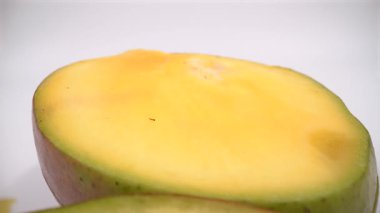 Beyaz arkaplanda kesilmiş mangoyu kapat