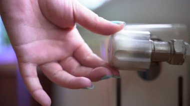 Ev radyatörlerinin termostatını kapat