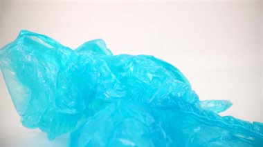 Beyaz arkaplandaki mavi plastik torbaların makrosu izole edildi