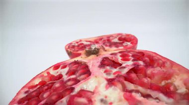 Beyaz arkaplandaki kesilmiş nar makrosu izole edildi