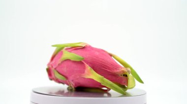 Beyaz arka planda ejderha meyveli pitaya 'ya yakın dur.