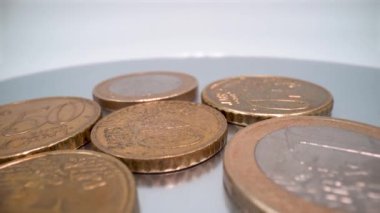 Beyaz arkaplandaki avro paralarının makrosu izole edildi