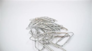 Beyaz arkaplanda izole edilmiş metal ataçları kapat