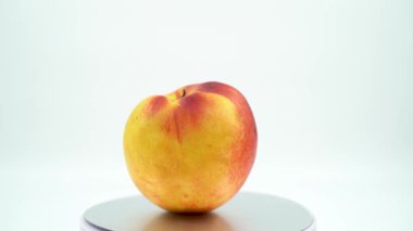 Beyaz arkaplanda şeftali nektarini kapat