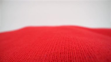 Beyaz arkaplandaki kırmızı kumaşı kapat